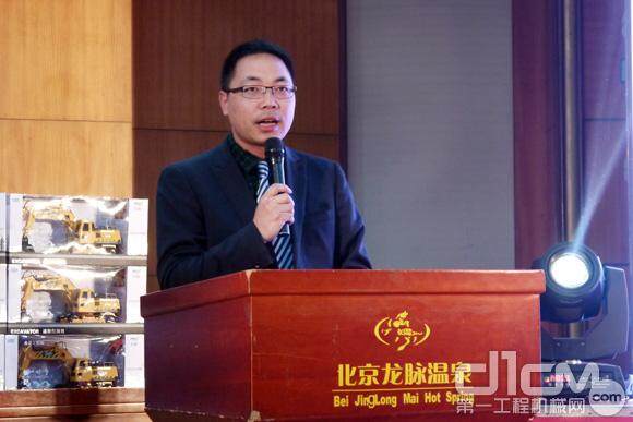 青岛雷沃挖掘机有限公司营销公司副总经理吴意文发表致辞