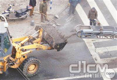 南京采用工程机械联合铺路