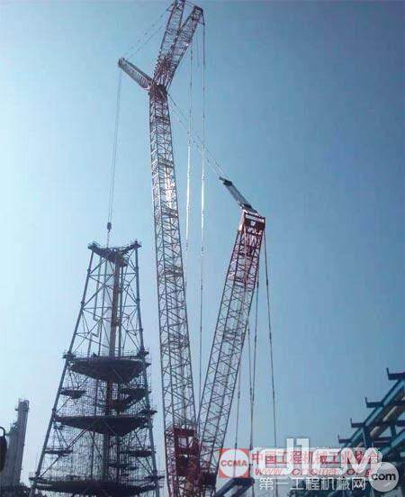 中联重科履带式起重机成功吊装广东茂名火炬塔