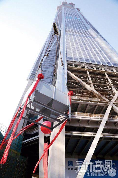 平安大厦核心筒最后一方混凝土被运送至塔顶