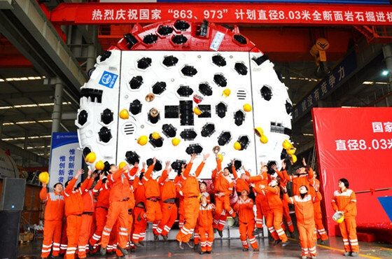 国产直径8.03米全断面岩石隧道掘进机在郑州下线