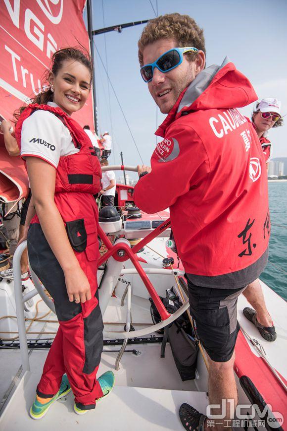 沃尔沃环球帆船赛:世界小姐挑战东风队30米桅杆 