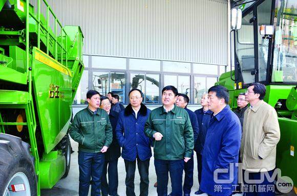 方春明副省长（右三）听取中联重科重机公司副总经理刘洪岩(左四)的企业发展情况汇报