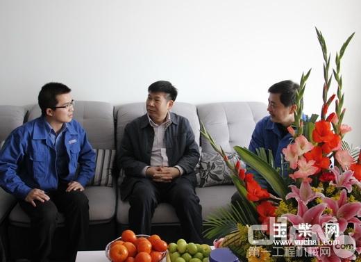 丘德奎副市长（中）在叶斌（右）的陪同下到朱赞博士（左）家里慰问