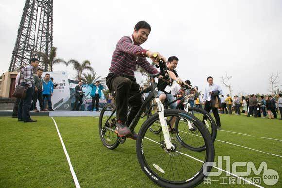 沃尔沃建筑设备的客户们踊跃参与沙滩嘉年华互动