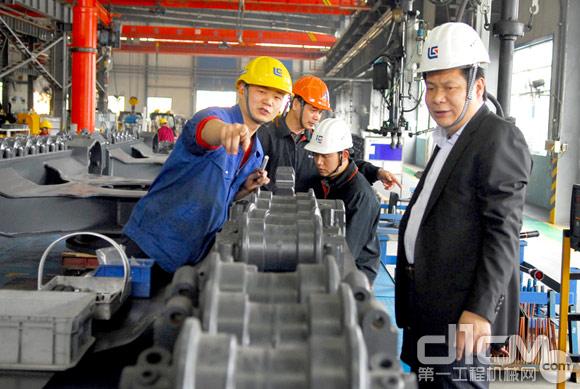 俞传芬（右）在柳州柳工挖掘机公司生产现场
