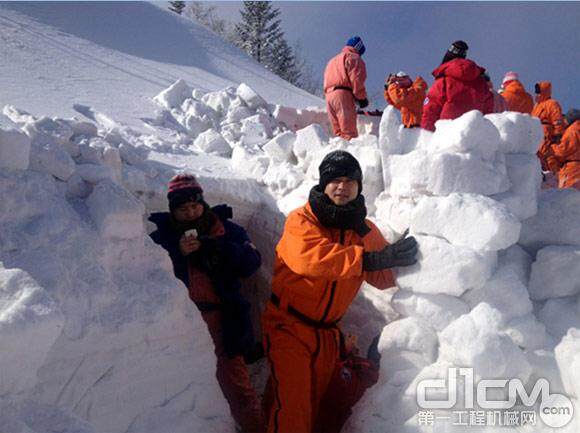 我是小小搬运工啊，搬运雪块忙！