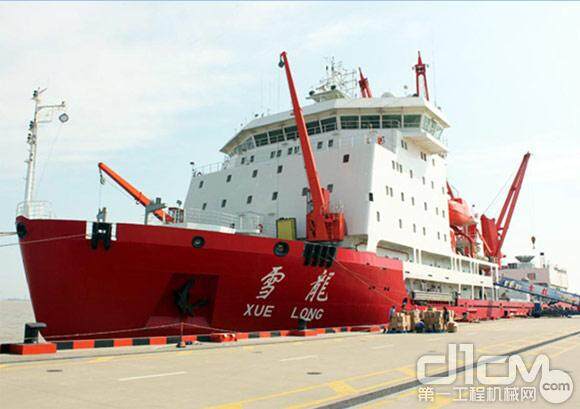中国极地考察国内基地码头内停靠的雪龙号整装待发