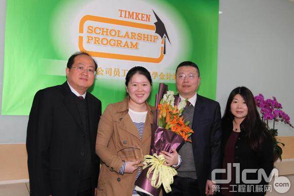 铁姆肯公司颁奖代表邵国栋先生、得奖者张嘉祺及其父母