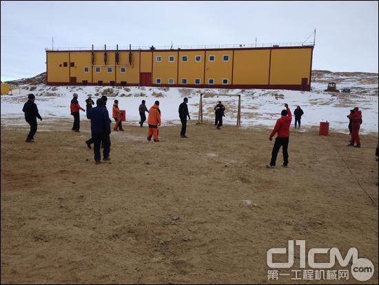 “热乎”出炉的南极雪地足球赛