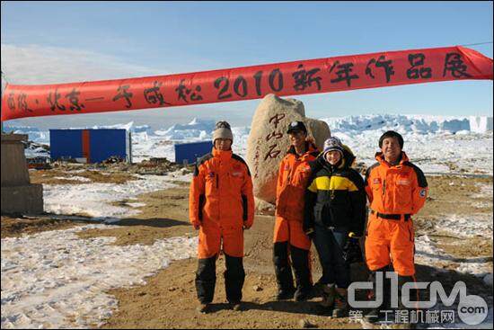 抽空跟画家合个影