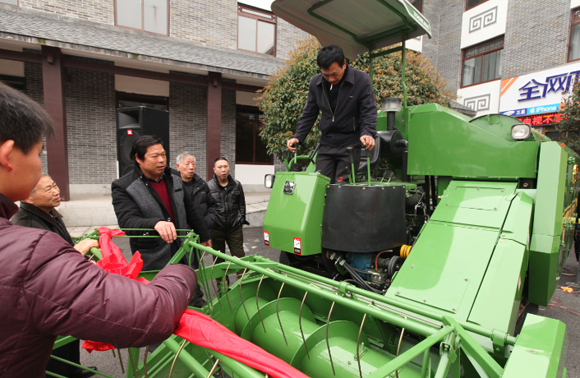 韶山村的村民们围观、试驾 “谷王”水稻机