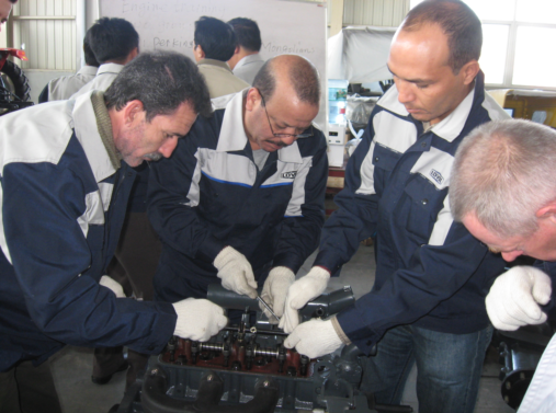海外经销商服务人员正在学习变速箱拆装技能