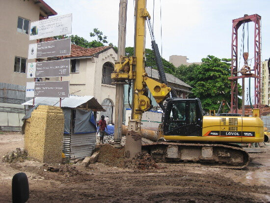 雷沃FR612D旋挖钻正在海外施工