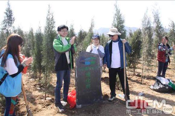 矗立斗山植树纪念碑