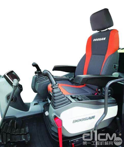 防震悬浮座椅可前后双方向进行调整，并且具有可以根据驾驶员体重自由调节高度的功能