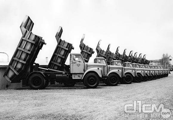 200辆斯堪尼亚L110-4x2自卸卡车中的部分车辆于1970年抵达坦桑尼亚(为方便海运进行了防锈保护)
