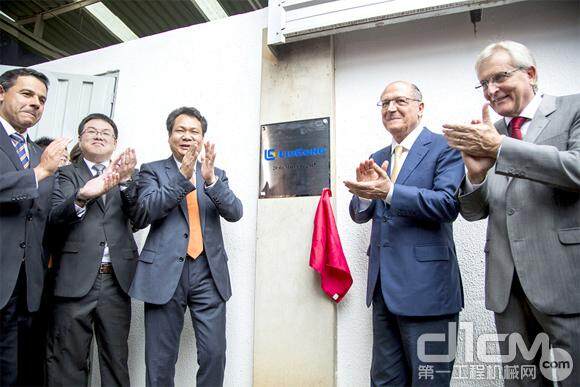 上图为俞传芬总裁（中）与杰劳罗·奥克明州长（右二）等嘉宾，共同为公司巴西新工厂揭牌