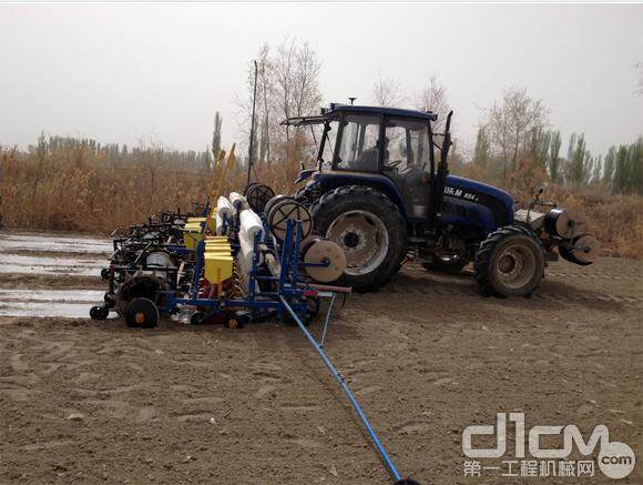 全国首创雷沃自动导航系统拖拉机加入春耕队伍
