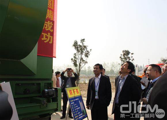 中联重科在现场展示了35吨级混流式烘干机