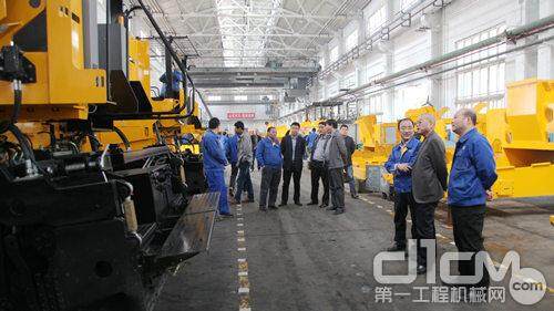陕建机械与咸阳路桥签署战略合作协议