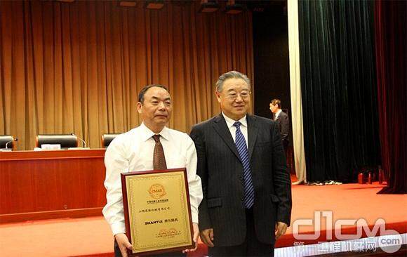 山推压路机荣膺2014年度中国机械工业优质品牌