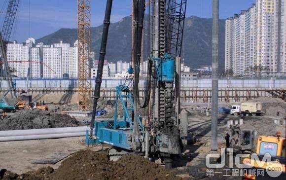 双动力头强力多功能钻机韩国庆尚北道预制管桩施工