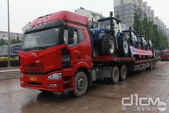 满载着雷沃农业装备产品的运输车辆驶出福田雷沃重工厂区