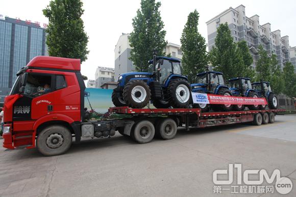 满载着雷沃农业装备产品的运输车辆发往蒙古国