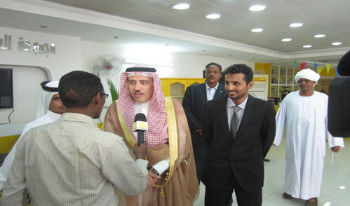 沙特驻苏丹大使现场接受媒体采访