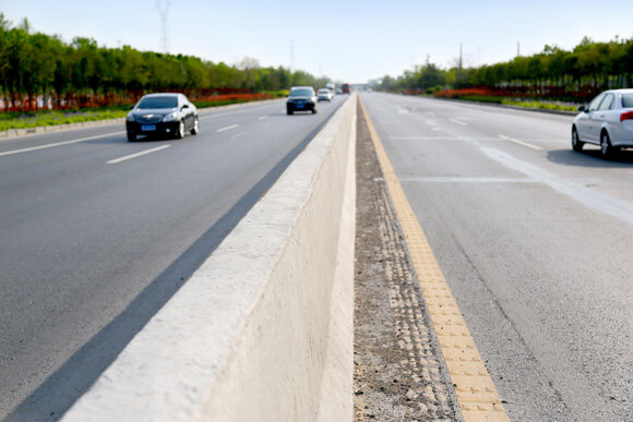 提升交通安全：混凝土防撞墙可有效防止因车辆冲撞入反向车道而造成的重大交通事故