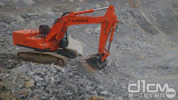 高效蓄能挖掘机抵达重庆涪陵区采石厂