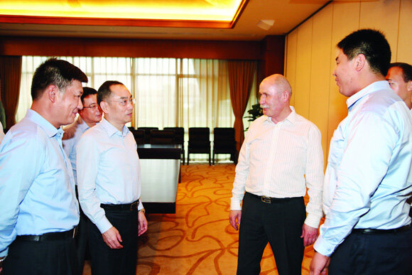 白俄罗斯驻华大使布里亚·维克托（右二）与中联重科董事长詹纯新（右三）亲切交谈。