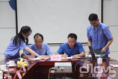 陕建机械与新疆路桥建设集团签署战略合作协议