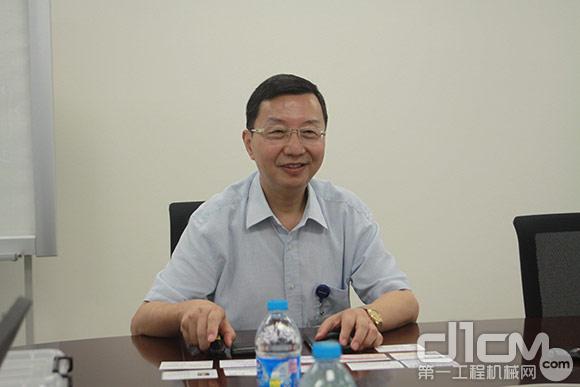 小松（中国）产品技术发展中心所长董建国接受媒体采访