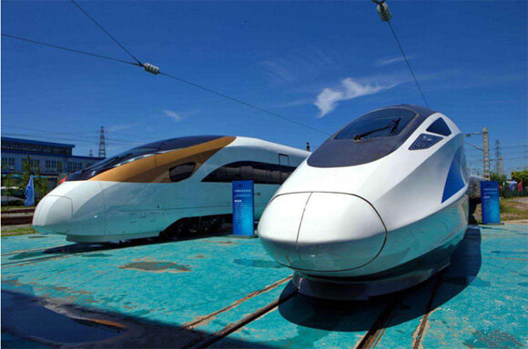 上图为停放在北京中国铁道科学研究院环形试验基地里的中国标准动车组。