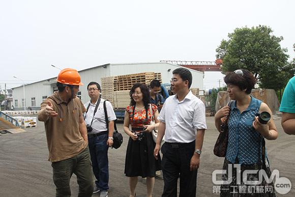 布莱凯特（苏州）有限公司运营经理杨宗玉带领媒体团参观生产车间