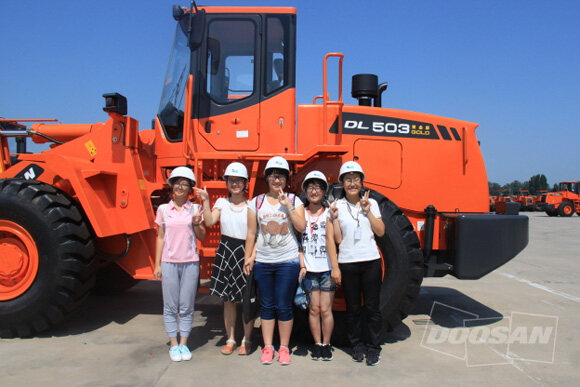 学生们参观斗山工厂