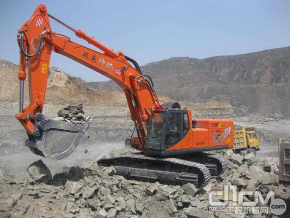 双来神挖ZS632型蓄能挖掘机在施工现场