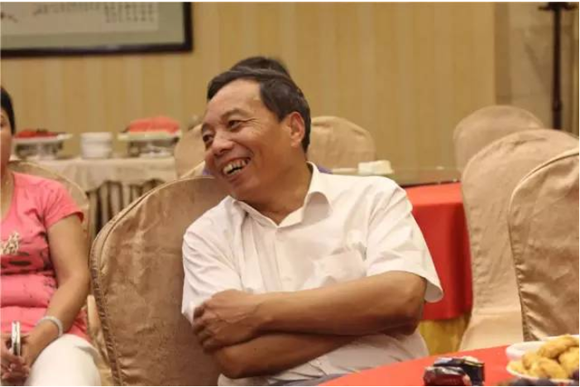 中国农机工业协会副会长侯庆忠正在发言