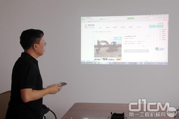 易极拍执行总裁张凯与媒体记者们在关注正在拍卖的设备