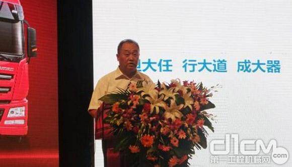 徐工集团汽车事业部总经理助理、营销公司总经理陈景哲介绍漢風重卡产品特性