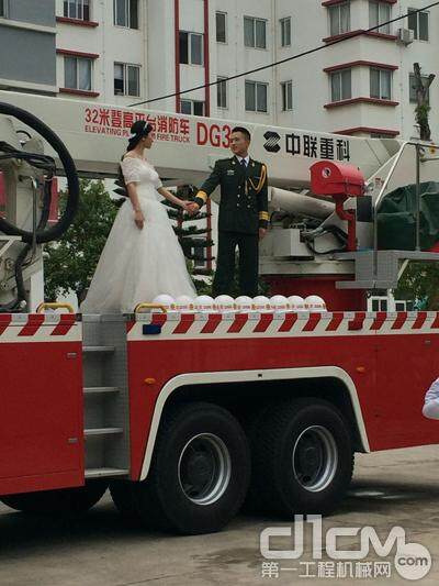 福建消防员情定中联重科消防车