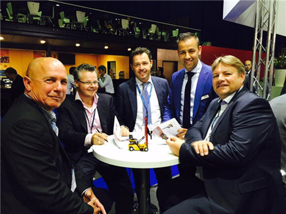 三一欧洲公司营销总经理Paolo Dazi（中）与三一欧洲港机营销经理Tigran Van der Linden（右二）同荷兰客户交流