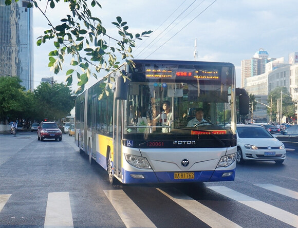 北京公交集团车队共有15000多辆公交车，本次合作是艾里逊变速箱进入首都公交系统服务的第十五个年头