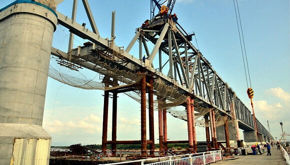 正在施工中的中俄同江大桥