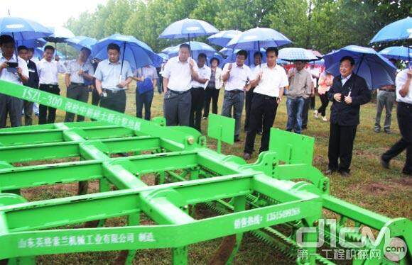 省农机局有关领导观看常林农机具并给予高度评价