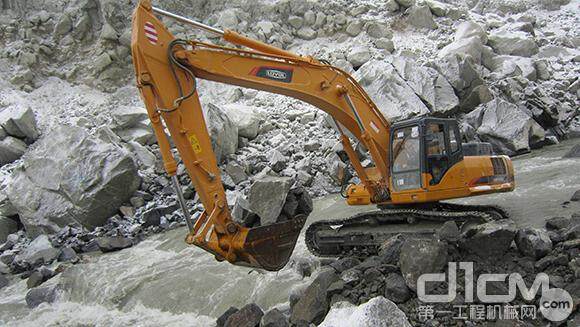 雷沃挖掘机在尼鲁姆河大坝截流作业中大显身手