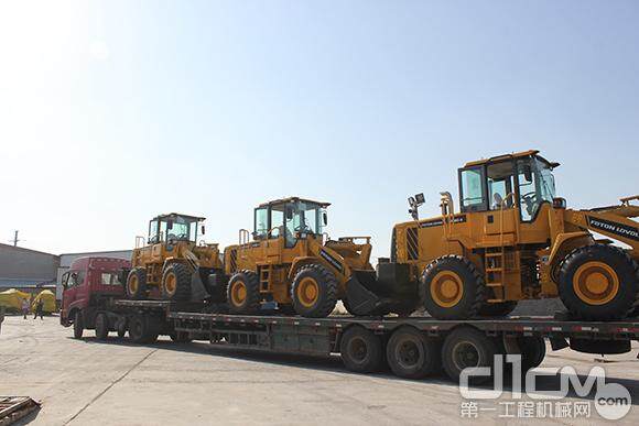 满载着雷沃装载机的运输车辆发往利比亚