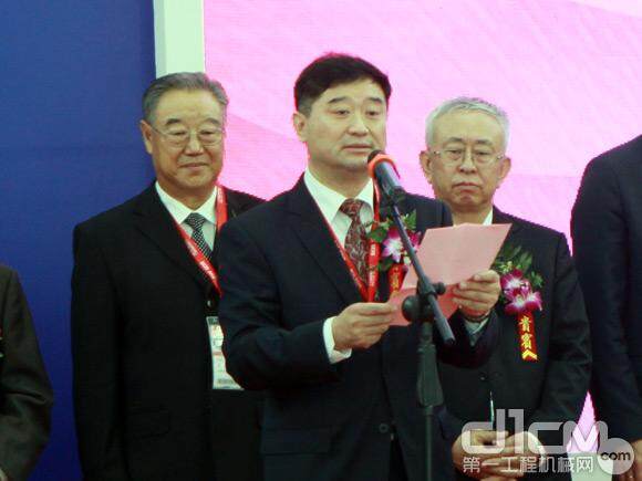 中国工程机械工业协会副会长兼秘书长苏子孟发表致辞
